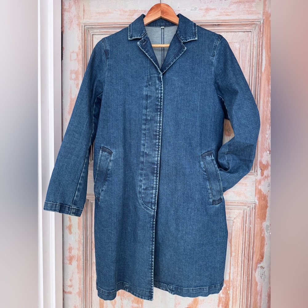 EUC Retro Blue Denim Coat with hidden buttons. Size M